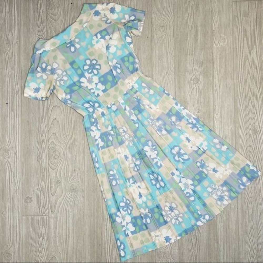 Vintage floral Kay Windsor fit and flare dress with tie back high collar size 4